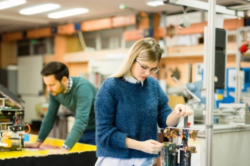 Mehr Frauen entscheiden sich für Ingenieurberufe
