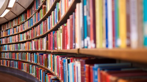 Bücherregale in einer Bibliothek