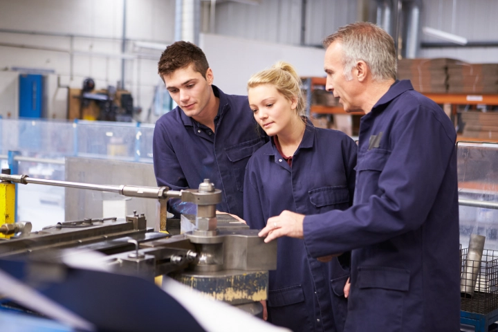 �Engineer Teaching Apprentices To Use Tube Bending Machine