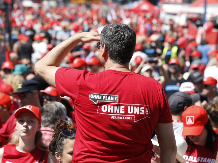 Metaller auf der FairWandel-Kundgebung trägt ein T-Shirt mit der Aufschrift: "Ohne Plan? Ohne uns!"