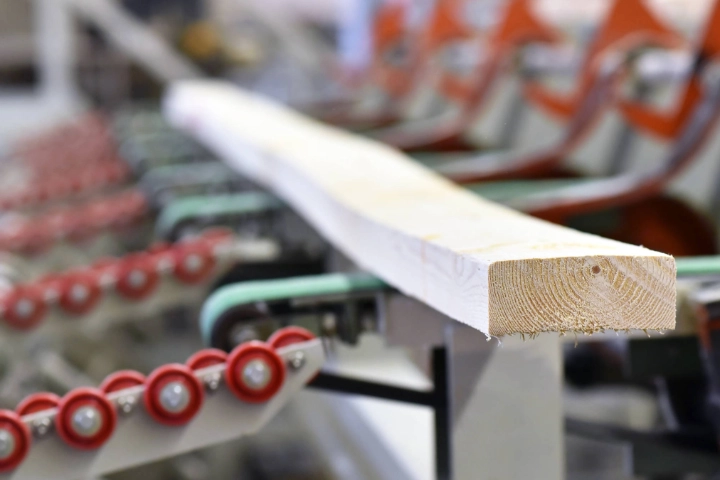 Verarbeitung von Holzlatten in einem Sägewerk.