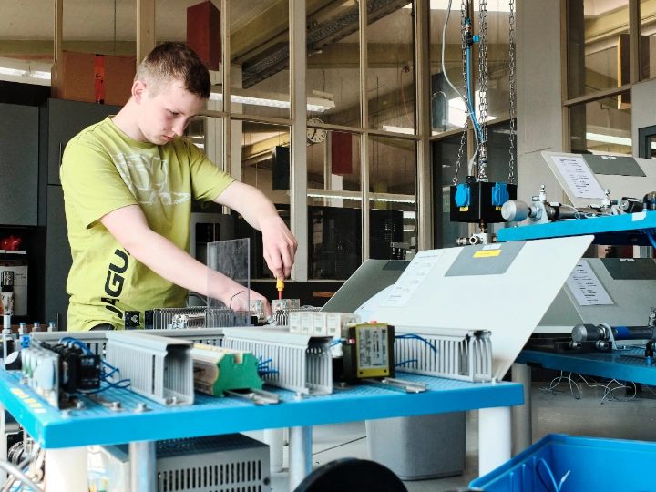 Florian Schröder macht eine Ausbildung bei Claas. Der angehende Mechatroniker hat bereits in der Orientierungsphase während der Schulzeit ein Praktikum in dem Unternehen gemacht.