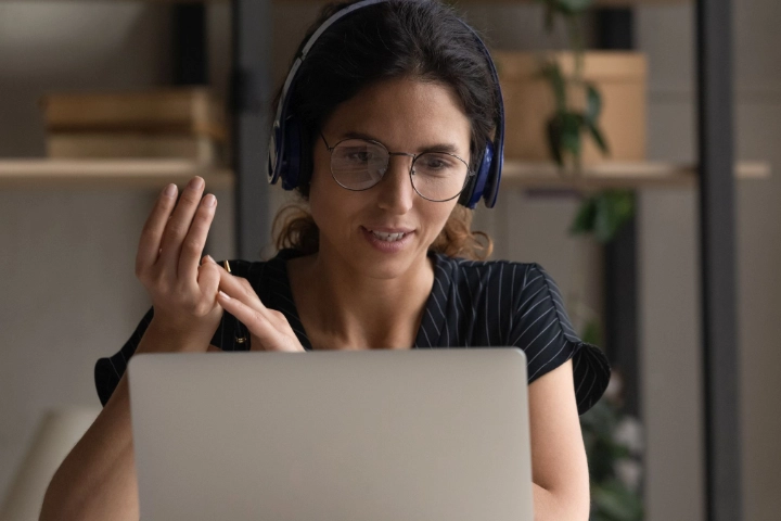 Junge Frau am Notebook